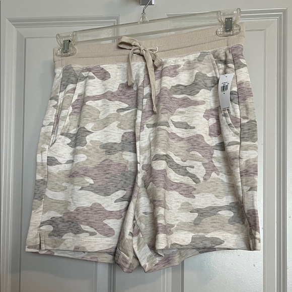 Old Navy Pants - Woman’s Camouflage Shorts